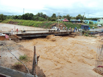 Mưa lớn đe doạ tắc đường Hồ Chí Minh - 1