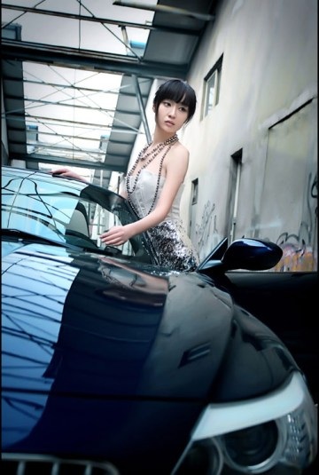 Yêu kiều thiếu nữ bên xe  - 1