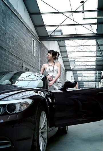 Yêu kiều thiếu nữ bên xe  - 4