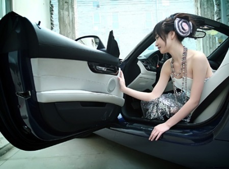 Yêu kiều thiếu nữ bên xe  - 3