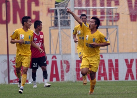 Bị V. Ninh Bình cầm chân, HN T&T vẫn chưa thể lên ngôi - 2