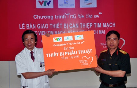 Viện Tim mạch nhận bàn giao thiết bị mổ tim nhân đạo - 1 Viện Tim mạch nhận bàn giao thiết bị mổ tim nhân đạo - 1