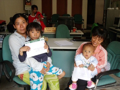 Quỹ nhân ái đến với hai cháu bé kém may mắn - 1