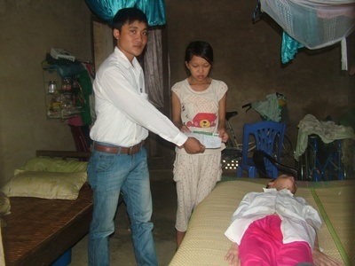 Món quà đầu tiên đến với mẹ con bà Phạm Thị Mai - 1