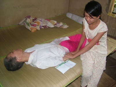 Món quà đầu tiên đến với mẹ con bà Phạm Thị Mai - 2