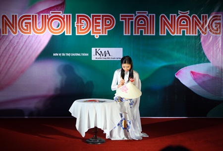 Nguyễn Phạm Bích Trâm tỏa sáng vẻ đẹp tài năng - 10