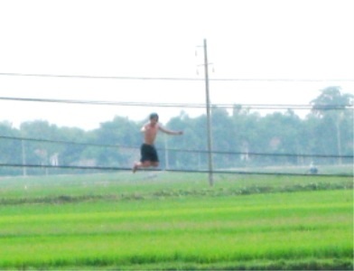 Thót tim nhìn học sinh leo cột điện nhảy ao    - 4