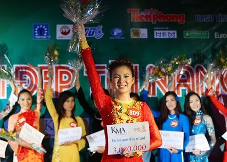 Nguyễn Phạm Bích Trâm tỏa sáng vẻ đẹp tài năng - 18