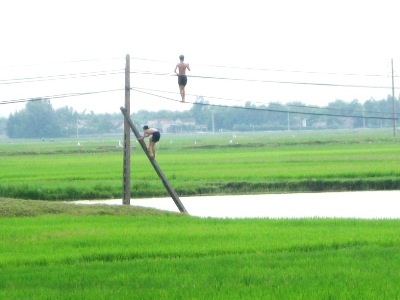 Thót tim nhìn học sinh leo cột điện nhảy ao    - 2