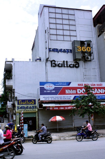 Bị treo lơ lửng gần 1h đồng hồ vì tai nạn thang máy - 1