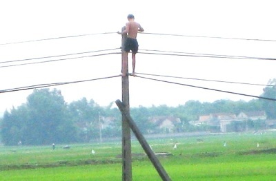 Thót tim nhìn học sinh leo cột điện nhảy ao    - 3