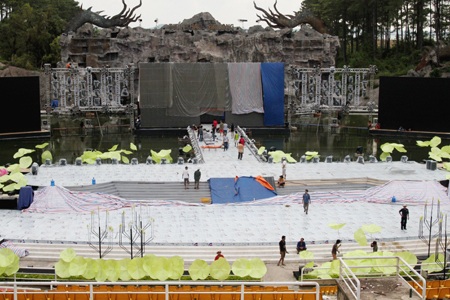 Sân khấu ngoài trời 7 tỷ "nín thở" vì lo mưa - 1