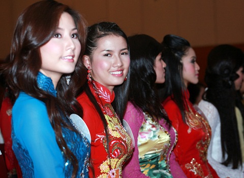 Jennifer Phạm làm MC chung kết Hoa hậu thế giới người Việt - 16 Jennifer Phạm làm MC chung kết Hoa hậu thế giới người Việt - 16