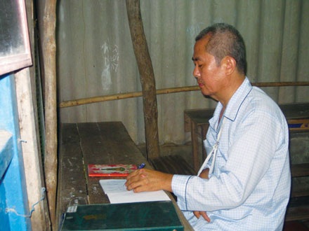 Người thầy đang tập viết - 1 Người thầy đang tập viết - 1