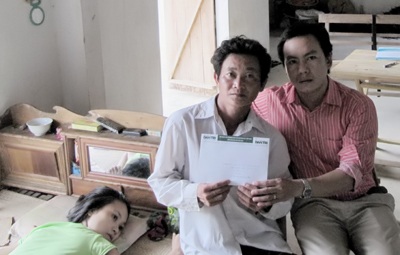 Cô bé mơ có chiếc xe lăn tiếp tục nhận quà  - 1