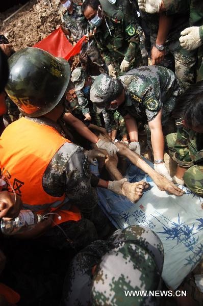 Trung Quốc cứu sống người bị "chôn" 60 tiếng dưới đất lở - 3 Trung Quốc cứu sống người bị "chôn" 60 tiếng dưới đất lở - 3