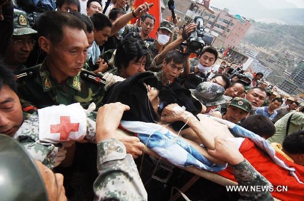 Trung Quốc cứu sống người bị "chôn" 60 tiếng dưới đất lở - 5 Trung Quốc cứu sống người bị "chôn" 60 tiếng dưới đất lở - 5