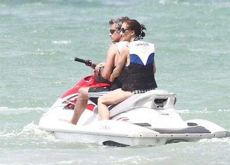 Nhà Mourinho vui đùa trên bãi biển - 10