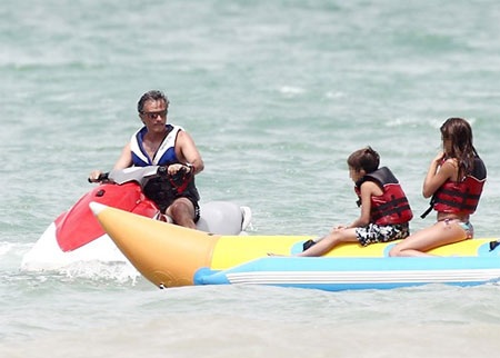 Nhà Mourinho vui đùa trên bãi biển - 11