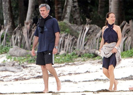Nhà Mourinho vui đùa trên bãi biển - 12