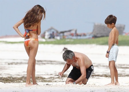 Nhà Mourinho vui đùa trên bãi biển - 13