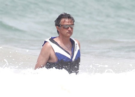 Nhà Mourinho vui đùa trên bãi biển - 14