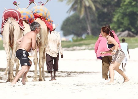 Nhà Mourinho vui đùa trên bãi biển - 4