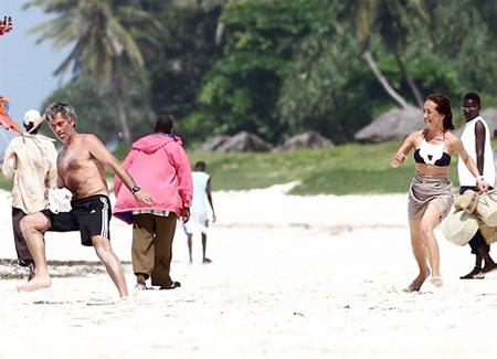 Nhà Mourinho vui đùa trên bãi biển - 2