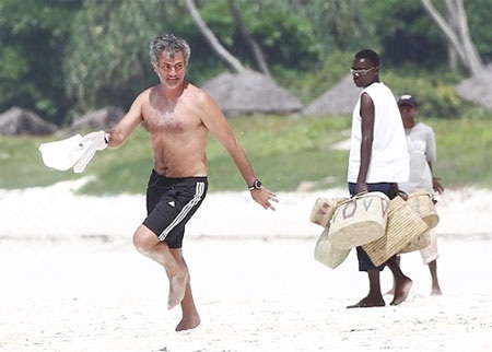 Nhà Mourinho vui đùa trên bãi biển - 3