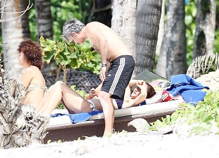 Nhà Mourinho vui đùa trên bãi biển - 5