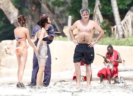 Nhà Mourinho vui đùa trên bãi biển - 6