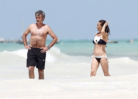 Nhà Mourinho vui đùa trên bãi biển - 7