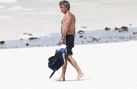 Nhà Mourinho vui đùa trên bãi biển - 8