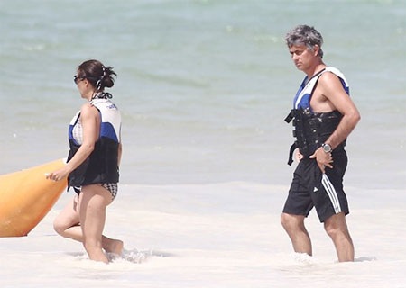 Nhà Mourinho vui đùa trên bãi biển - 9