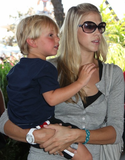 Hai nhóc của Britney vui chơi ở Disneyland - 10