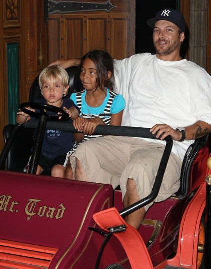 Hai nhóc của Britney vui chơi ở Disneyland - 11