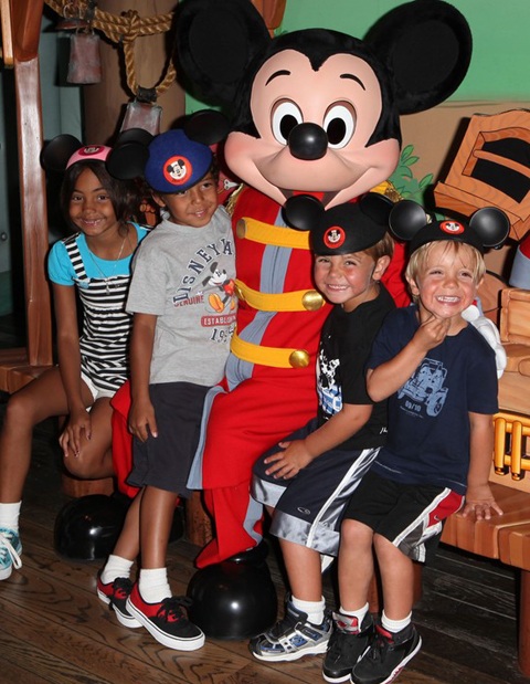 Hai nhóc của Britney vui chơi ở Disneyland - 1