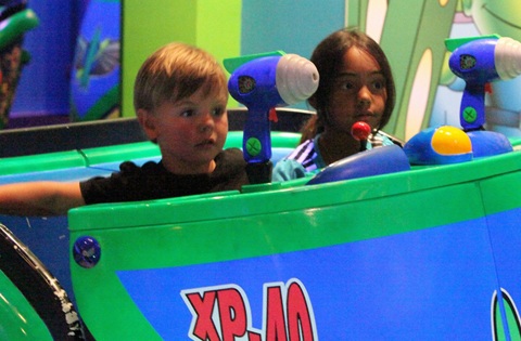 Hai nhóc của Britney vui chơi ở Disneyland - 4