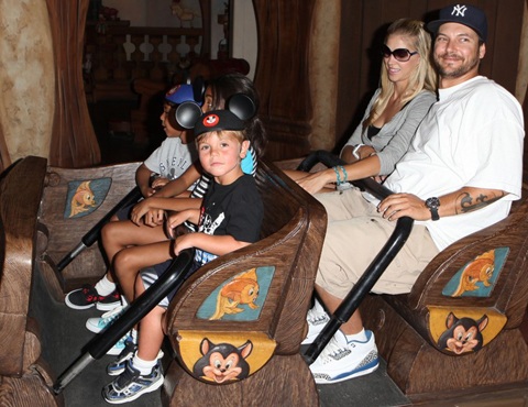 Hai nhóc của Britney vui chơi ở Disneyland - 5