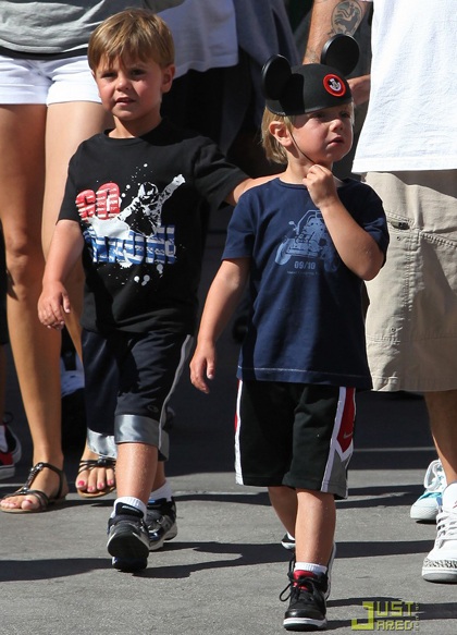 Hai nhóc của Britney vui chơi ở Disneyland - 6