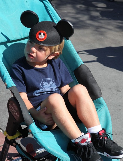 Hai nhóc của Britney vui chơi ở Disneyland - 7