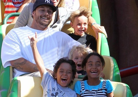 Hai nhóc của Britney vui chơi ở Disneyland - 8