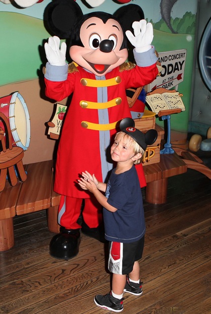 Hai nhóc của Britney vui chơi ở Disneyland - 9