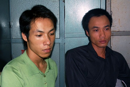 Tóm 2 tên cướp dùng bình xịt hơi cay tấn công phụ nữ - 1 Tóm 2 tên cướp dùng bình xịt hơi cay tấn công phụ nữ - 1