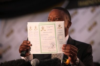Zimbabwe bán đấu giá gần 1 triệu cara “kim cương máu” - 2 Zimbabwe bán đấu giá gần 1 triệu cara “kim cương máu” - 2
