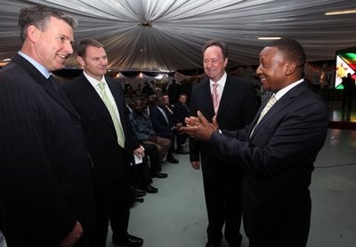 Zimbabwe bán đấu giá gần 1 triệu cara “kim cương máu” - 3 Zimbabwe bán đấu giá gần 1 triệu cara “kim cương máu” - 3