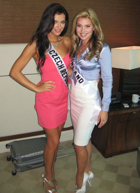 Người đẹp Hoàn vũ vui chơi chờ... tiệc tối - 11