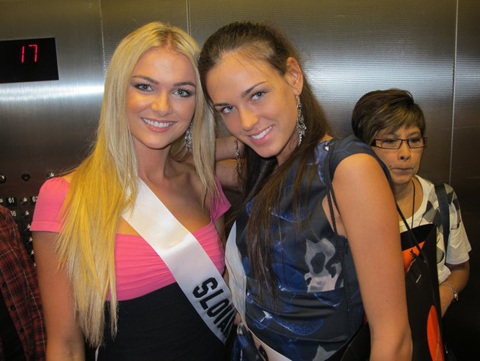 Người đẹp Hoàn vũ vui chơi chờ... tiệc tối - 24