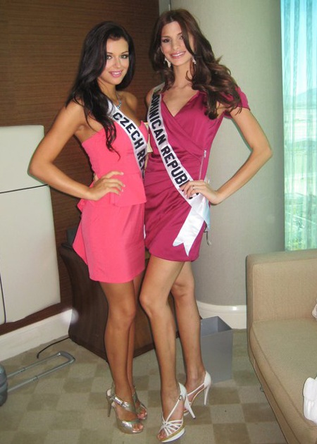 Người đẹp Hoàn vũ vui chơi chờ... tiệc tối - 12