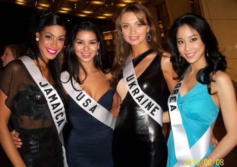 Người đẹp Hoàn vũ vui chơi chờ... tiệc tối - 15